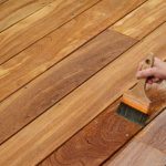 Terrasse en bois : Comment la nettoyer en 5 étapes